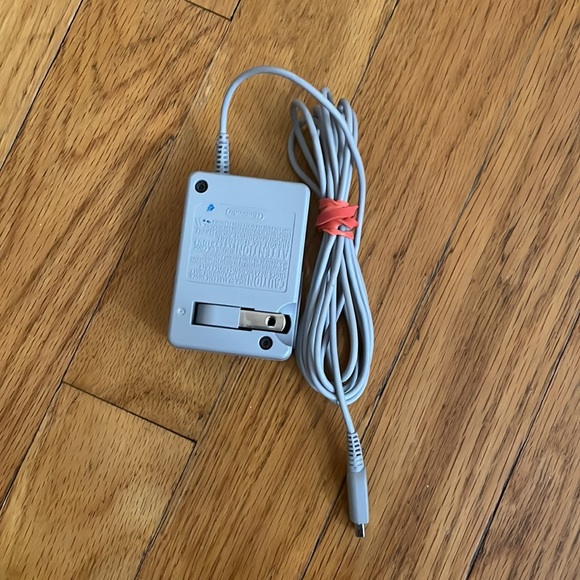 bottom half of new Nintendo 2DS XL purple (FOR PARTS ONLY) + 13 games and more - Picture 3 of 11